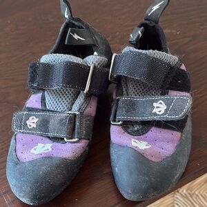 Women's Black and Purple Climbing Sneakers W6 EU 36